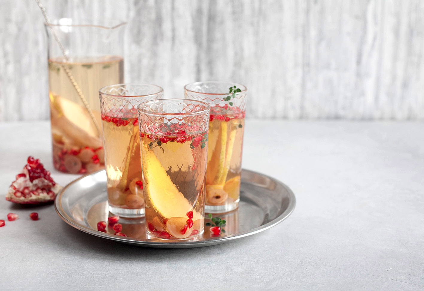Η white sangria (λευκή σανγκρία) είναι από εκείνα τα καλοκαιρινά ποτά που δεν χρειάζονται προσπάθεια για να εντυπωσιάσουν.