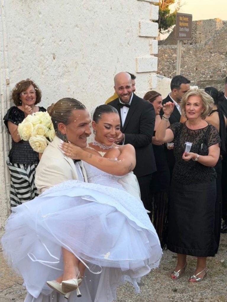 O τραγουδιστής Χρήστος Ζώτος παντρεύτηκε την αγαπημένη του Κυριακή Καλλίγερου σε μια ρομαντική τελετή που πραγματοποιήθηκε στα Κύθηρα την Κυριακή.