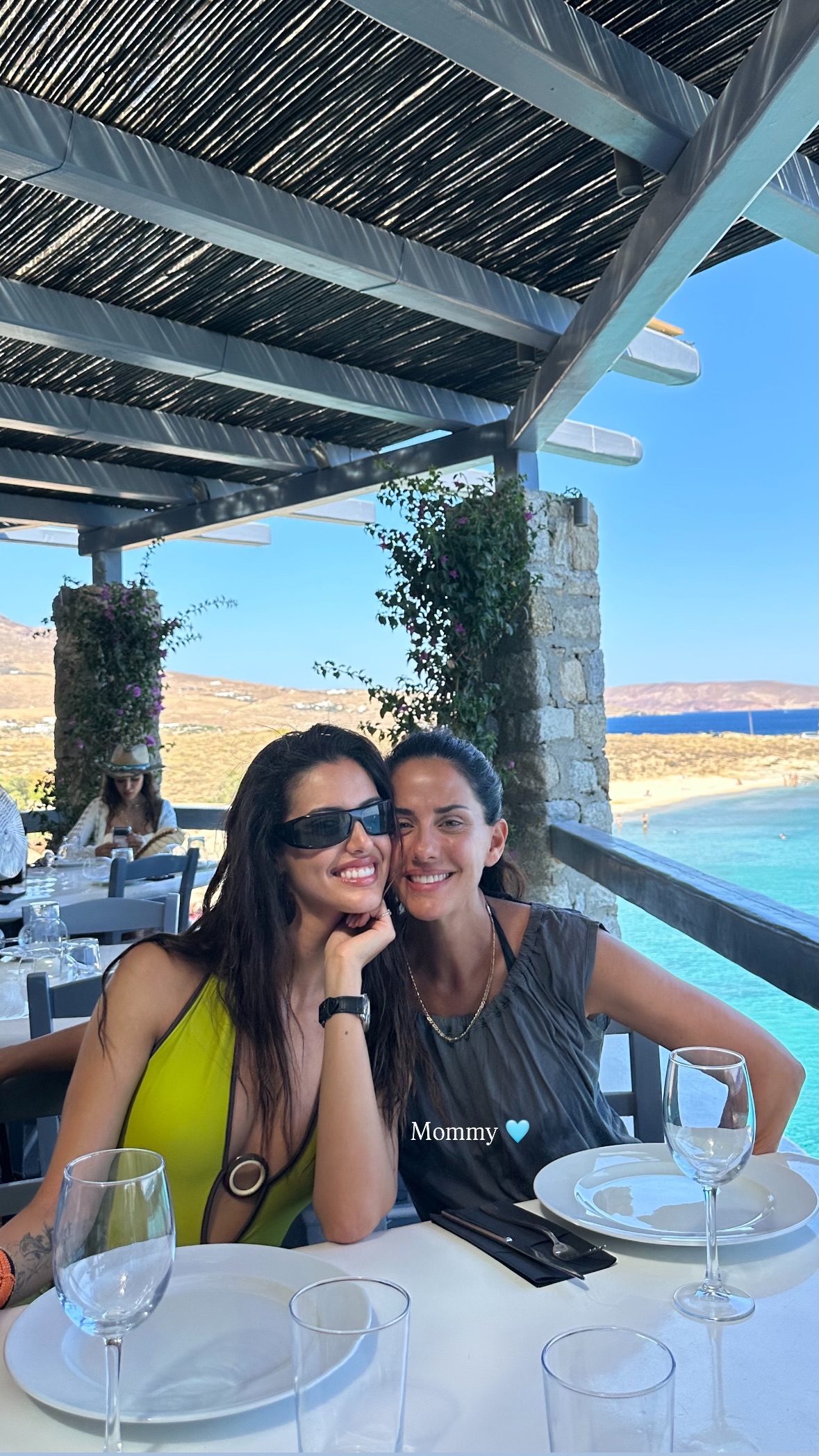 Η Εύη Αδάμ με την κόρη της Δανάη Λιβιεράτου στη Μύκονο