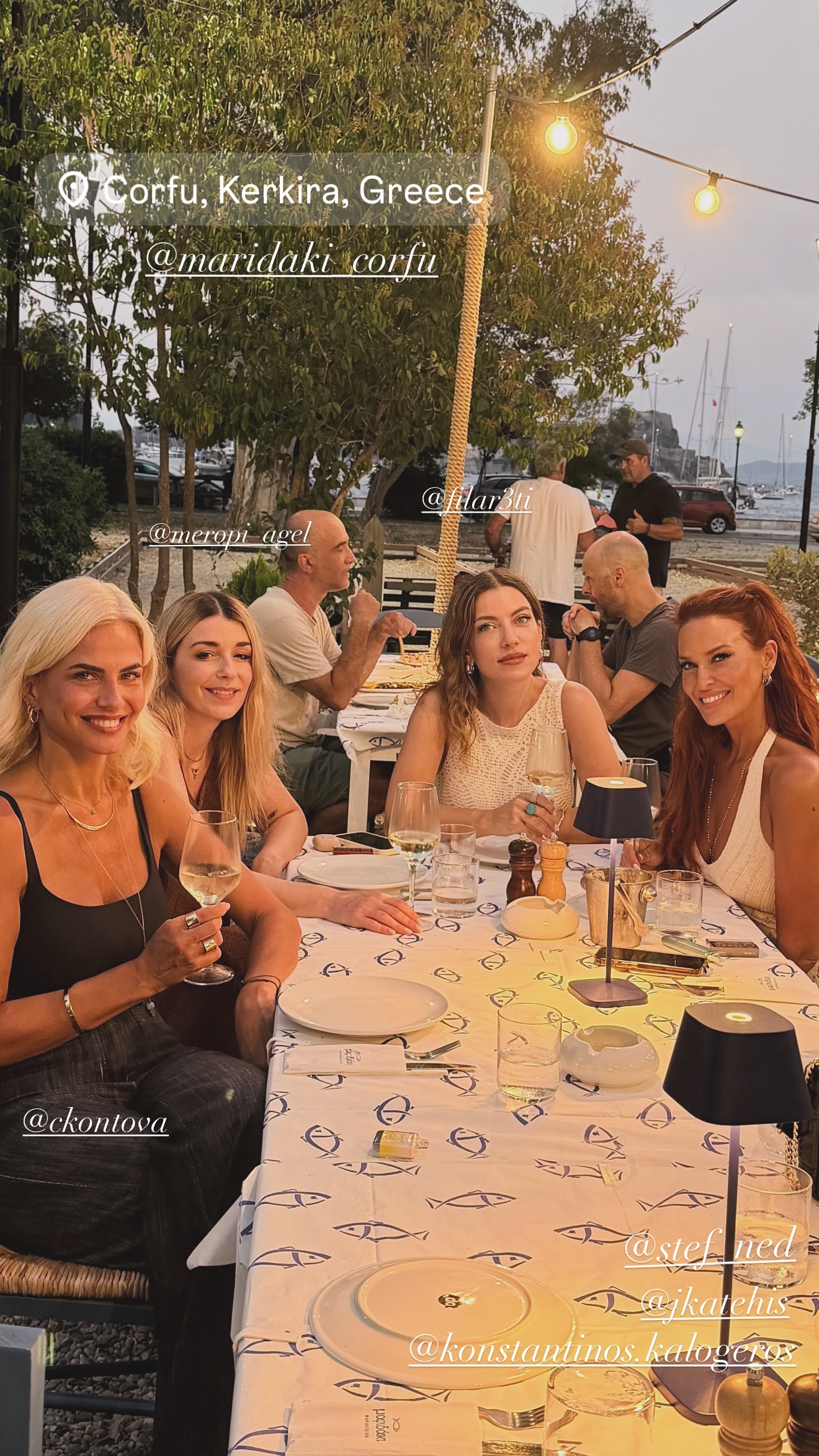 Η έξοδος της Σίσσυς Χρηστίδου σε ταβέρνα στην Κέρκυρα