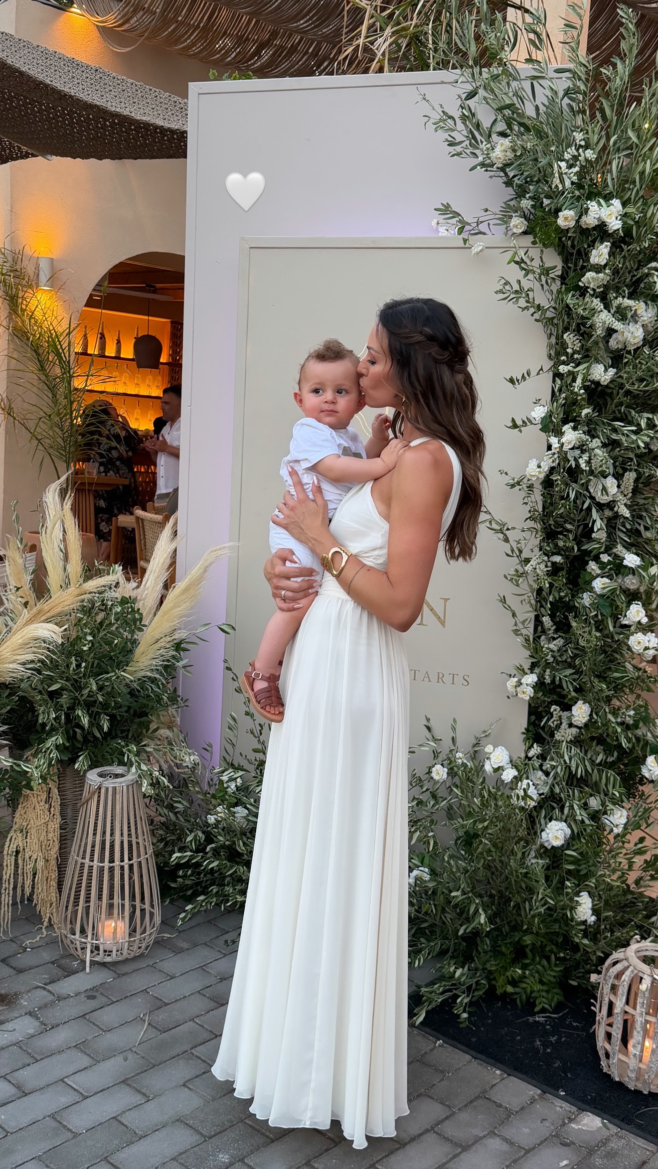 Η Δώρα Παντέλη αγκαλιά με τον γιο της στο prewedding πάρτι