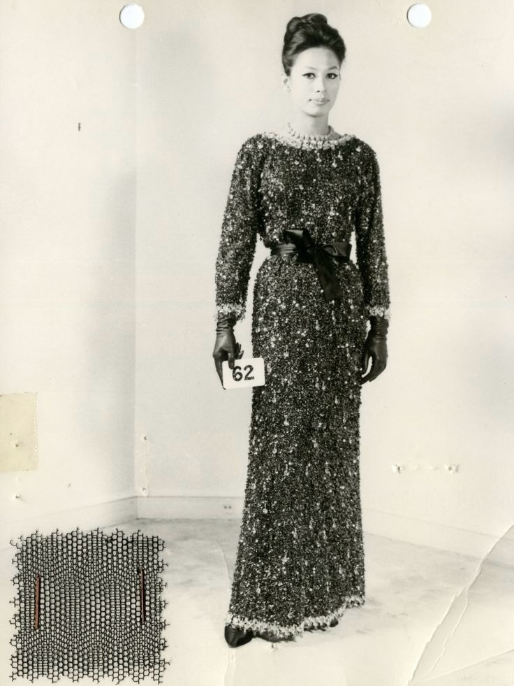 Το αυθεντικό, αρχειακό Balenciaga haute couture φόρεμα από τη συλλογή Άνοιξη/Καλοκαίρι 1965, με περίτεχνα φλοράλ κεντήματα από τον οίκο Maison Lesage, που ενέπνευσε την εμφάνιση της Zoë Kravitz.