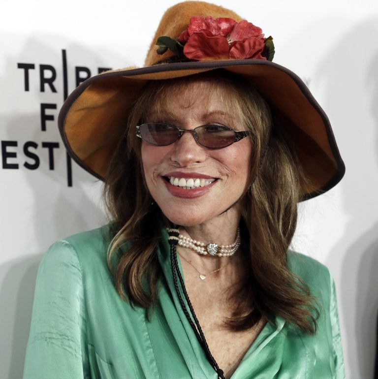 Η Carly Simon φτάνει στην πρεμιέρα του Φεστιβάλ Κινηματογράφου Tribeca 2017 – Παγκόσμια πρεμιέρα της ταινίας «Clive Davis: “The Soundtrack Of Our Lives”» στο Radio City Music Hall στη Νέα Υόρκη, 19 Απριλίου 2017