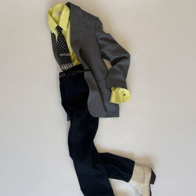 Ανδρικό look Celine με γκρι σακάκι, παστέλ κίτρινο πουκάμισο, λαχούρι γραβάτα, μαύρο παντελόνι και λευκές κροκό μπότες Western.