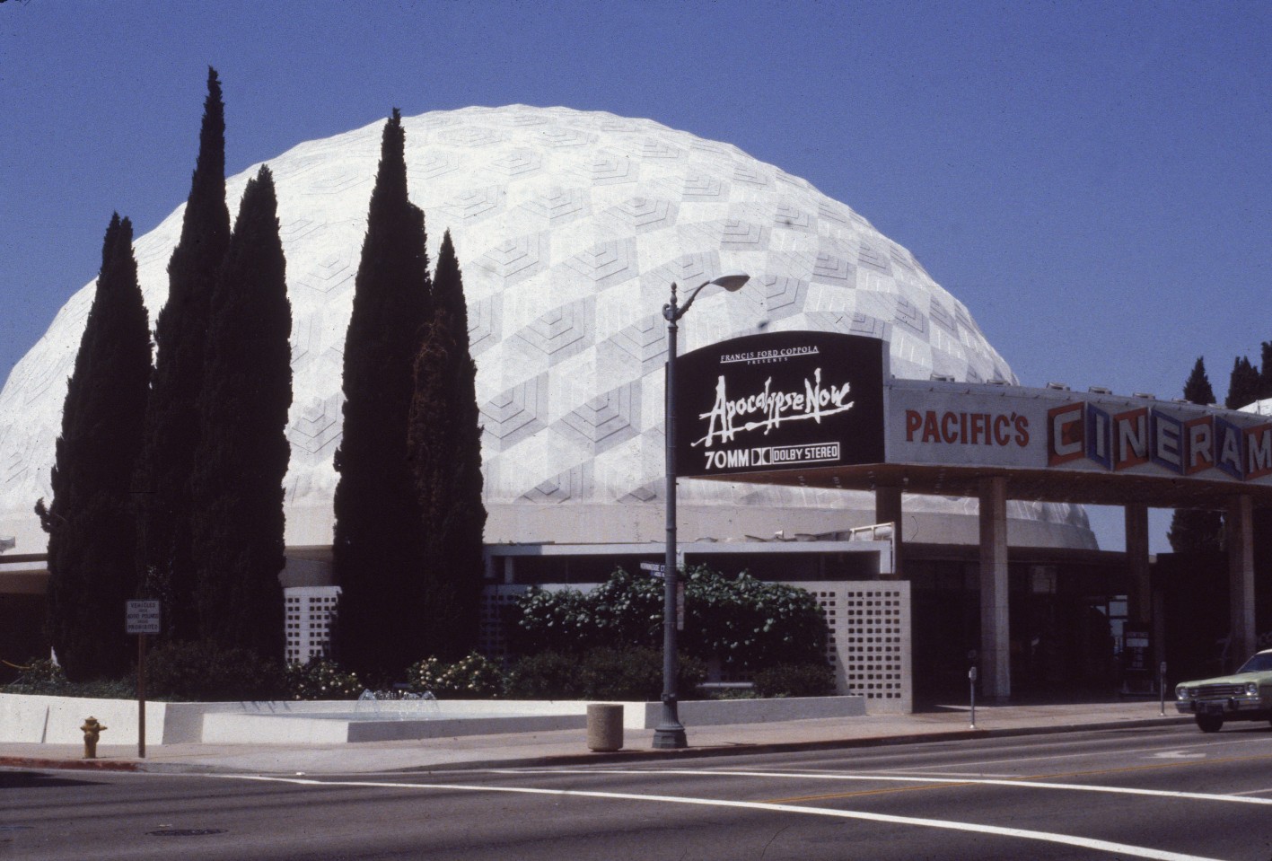 Εξωτερική άποψη του κινηματογράφου Cinerama Dome στο Χόλιγουντ, Καλιφόρνια, Ιούνιος 1981.
