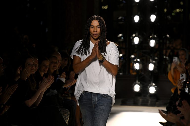 Ο σχεδιαστής Olivier Rousteing ευχαριστεί το κοινό κατά τη διάρκεια της επίδειξης γυναικείας ένδυσης Balmain Άνοιξη/Καλοκαίρι 2026, στο πλαίσιο της Εβδομάδας Μόδας του Παρισιού, την 1η Οκτωβρίου 2025.