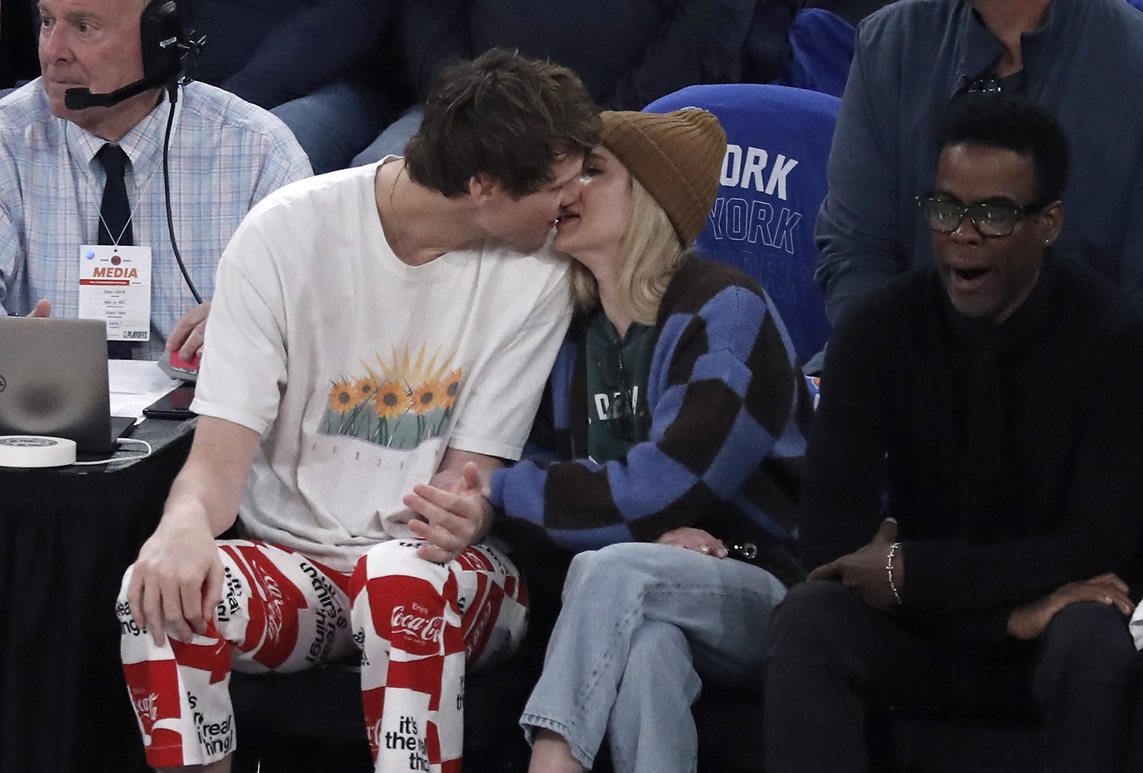 Η Emma Roberts ανταλλάσσει ένα φιλί με τον σύντροφό της Cody John στο ημίχρονο του αγώνα playoff ανάμεσα στους Miami Heat και τους New York Knicks, στη Νέα Υόρκη, 30 Απριλίου 2023