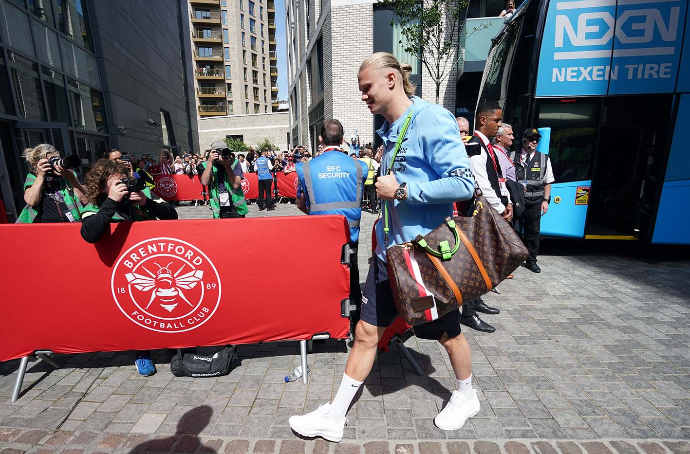 Ο Erling Haaland πριν από τον αγώνα της Manchester City στη Premier League. Στο γήπεδο Gtech Community Stadium, στο Λονδίνο, στις 28 Μαΐου 2023.