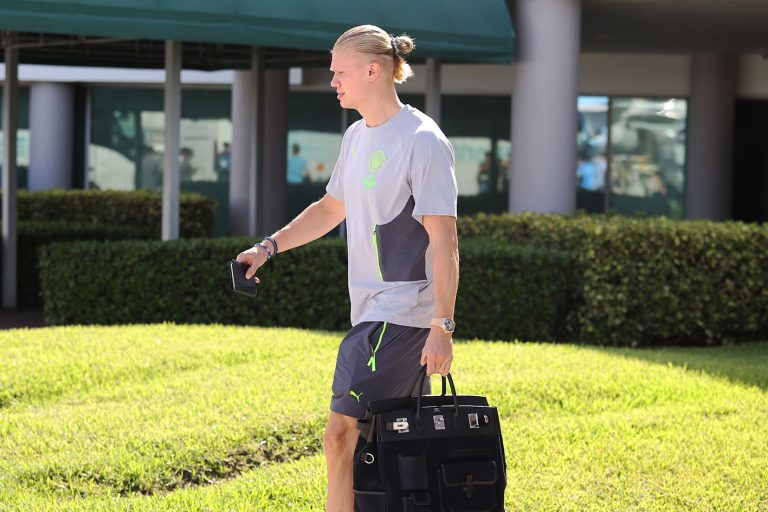 Ο Erling Haaland, το νούμερο #9 της Manchester City φτάνει στο αεροδρόμιο Fort Lauderdale-Hollywood International Airport στις 12 Ιουνίου 2025 στο Fort Lauderdale στη Φλόριντα