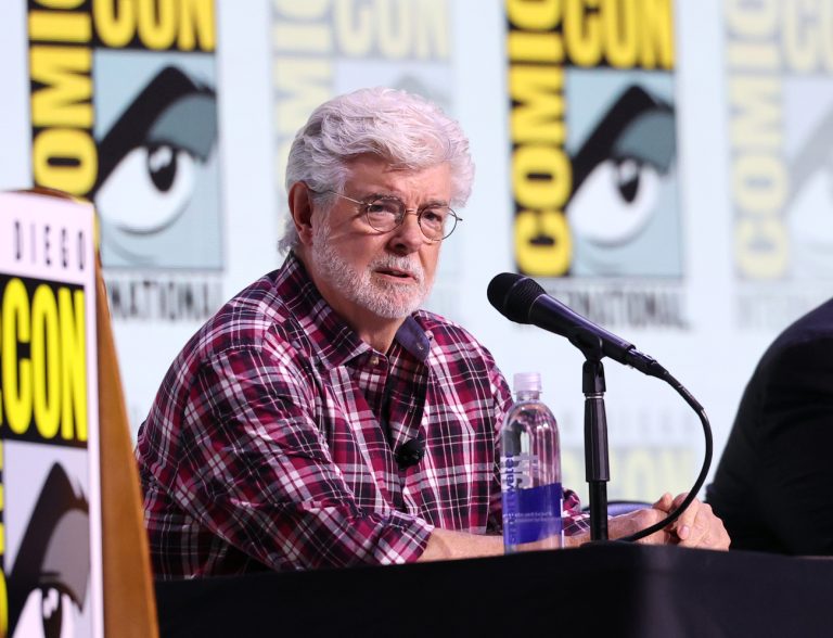O George Lucas μιλάει επί σκηνής στο πάνελ Sneak Peek: Lucas Museum Of Narrative Art κατά τη διάρκεια του Comic-Con International: San Diego στις 27 Ιουλίου 2025.