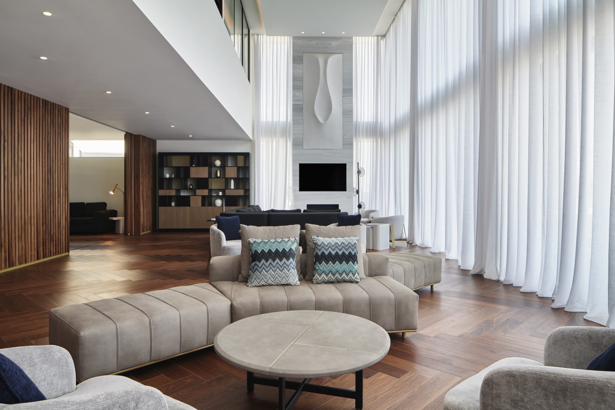 Ευρύχωρο σαλόνι σουίτας στο Grand Hyatt Athens με ψηλά παράθυρα και μοντέρνα διακόσμηση
