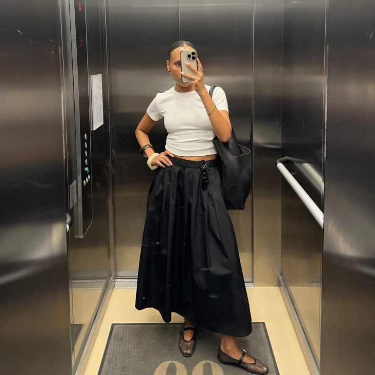 Καλοκαιρινό outfit για καύσωνα με λευκό cropped t-shirt, μαύρη φούστα ποπλίνα και mesh μπαλαρίνες.
