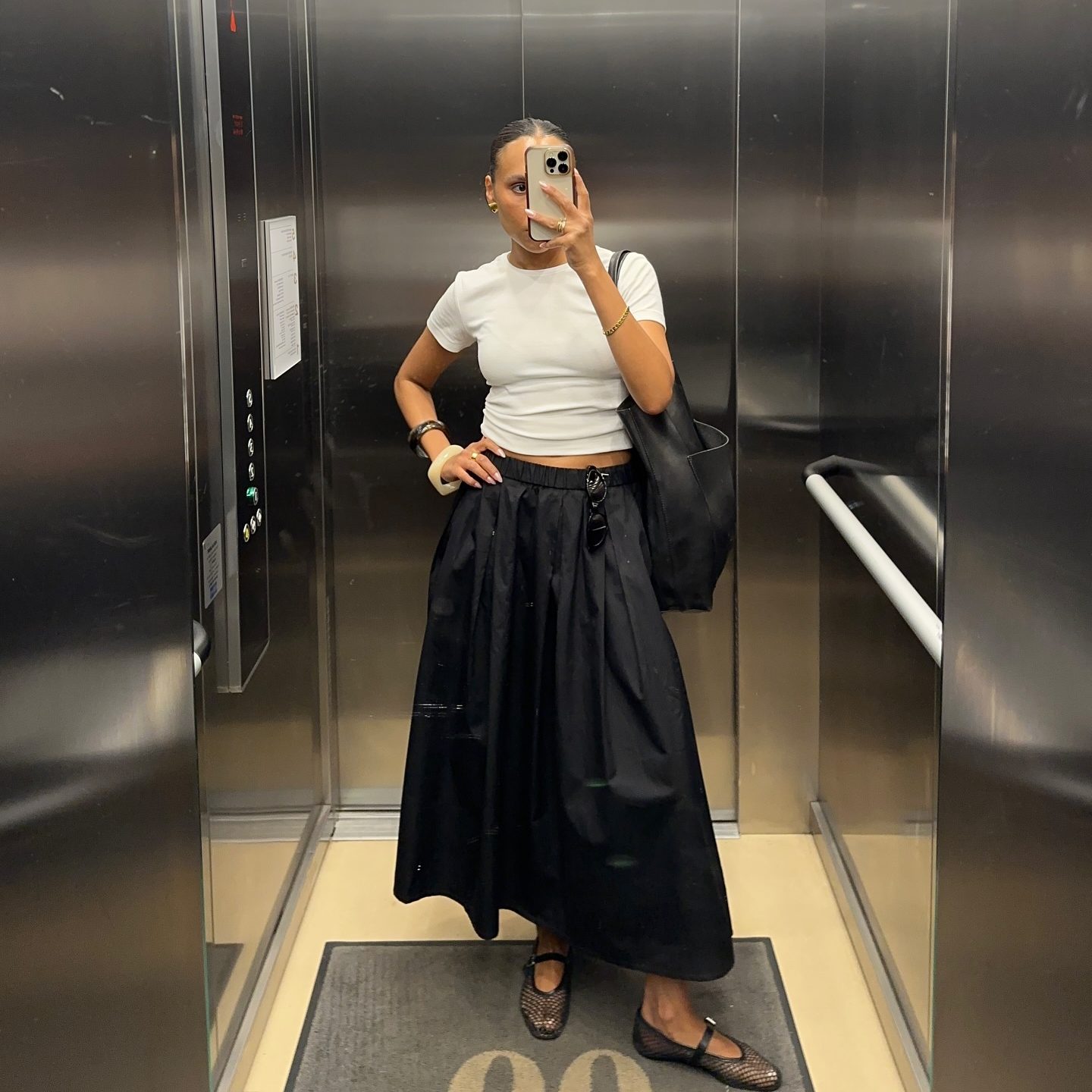 Καλοκαιρινό outfit για καύσωνα με λευκό cropped t-shirt, μαύρη φούστα ποπλίνα και mesh μπαλαρίνες.
