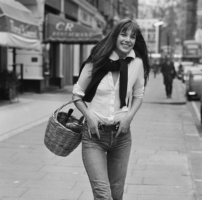 η Jane Birkin με την κλασική ψάθινη καλαθούνα της στα 1970s