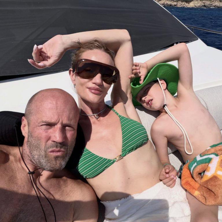 O Jason Statham με τη Rosie Huntington και ένα τους παιδί στις καλοκαιρινές οικογενειακές διακοπές τους