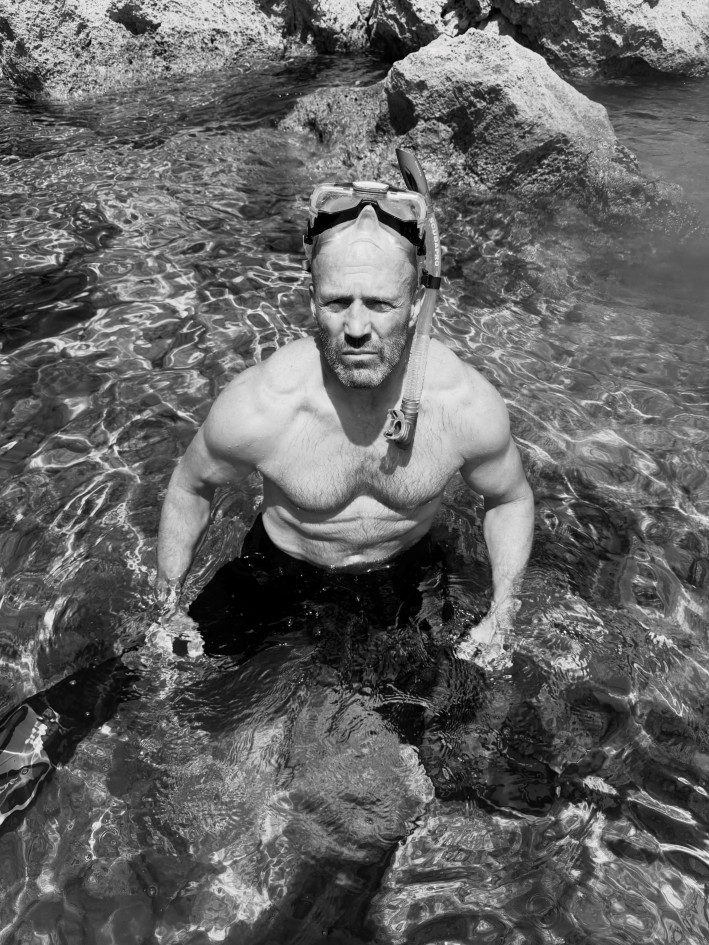 Ο O Jason Statham απολαμβάνει τη θάλασσα.