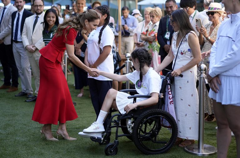 H Kate Middleton μιλά με την Thea Stach, η οποία θα εκτελέσει την κλήρωση για τον τελικό του γυναικείου απλού με αμαξίδιο, εκπροσωπώντας την Πρωτοβουλία Τζούνιορ Τένις του Γουίμπλεντον, την δέκατη τρίτη ημέρα του Πρωταθλήματος Γουίμπλεντον 2026 στο All England Lawn Tennis and Croquet Club στις 11 Ιουλίου 2026 στο Λονδίνο.