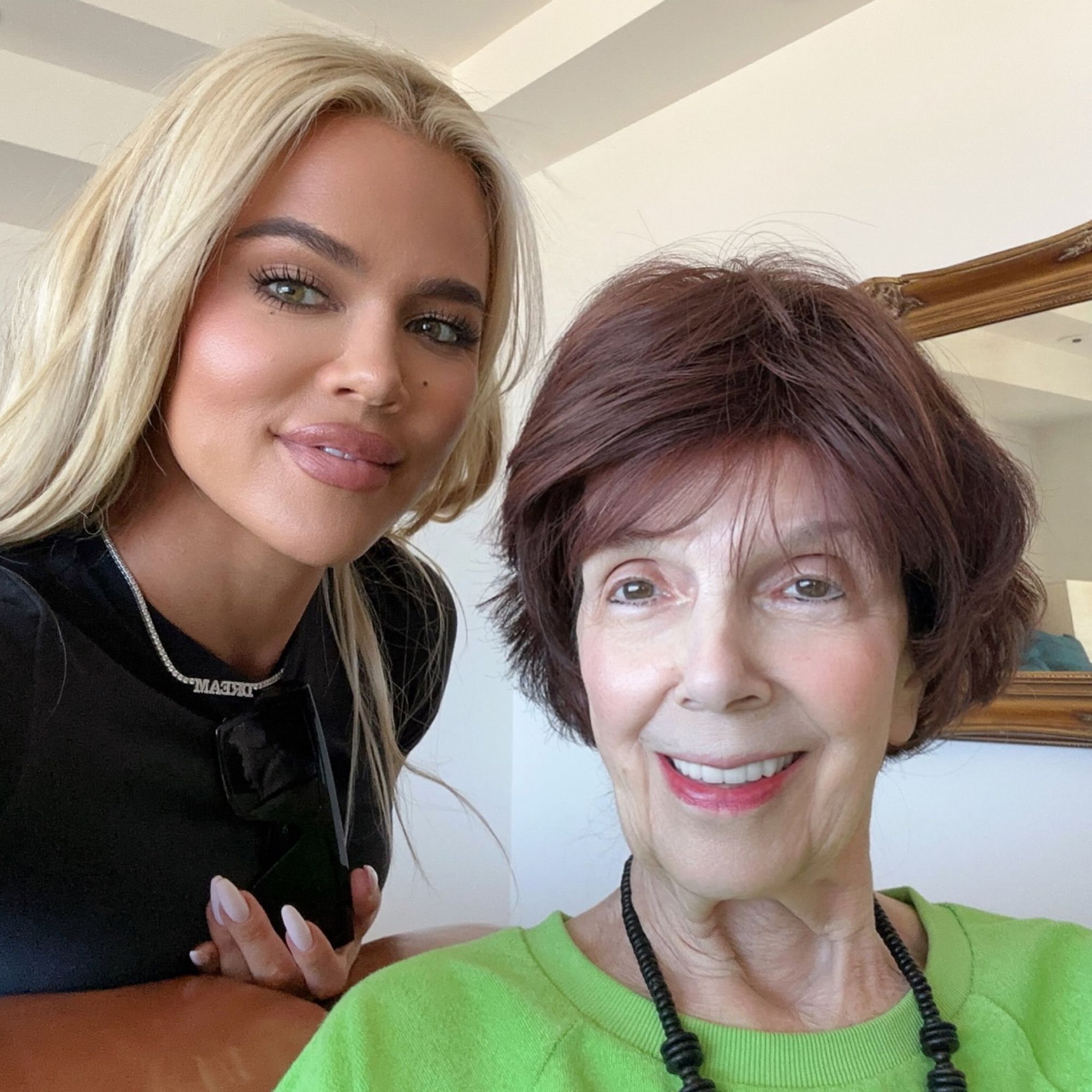 Η Khloé Kardashian με μια συγκινητική ανάρτηση στον προσωπικό της λογαριασμό στο Instagram θέλησε να αποχαιρετήσει τη γιαγιά της,