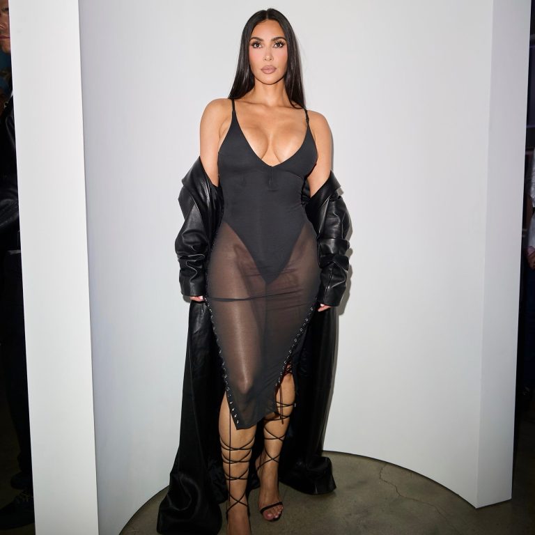 Η Kim Kardashian με μαύρο sheer φορέμα με διάφανη φούστα Ludovic de Saint Sernin.