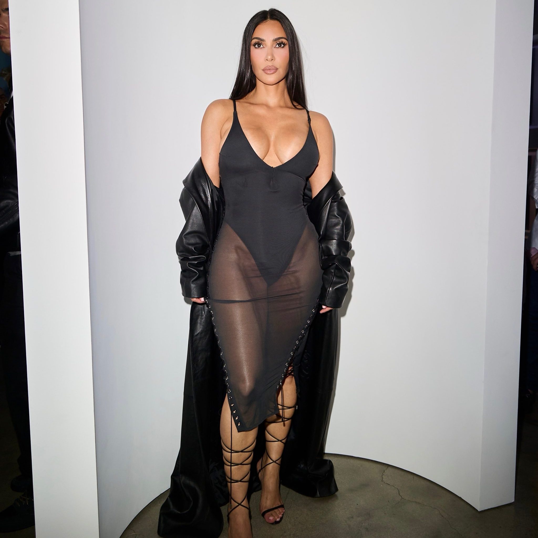 Η Kim Kardashian με μαύρο sheer φορέμα με διάφανη φούστα Ludovic de Saint Sernin.