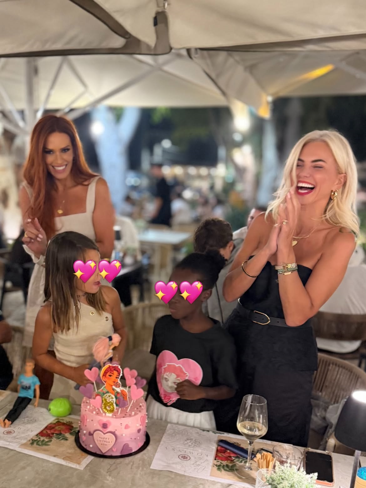 Την ώρα που σβήνουν τα κεράκια για τα 8 γενέθλια της μικρής Ada.