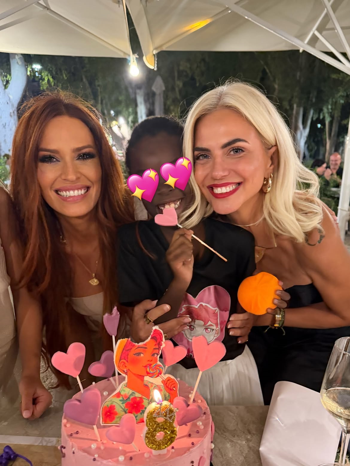 Η Χριστίνα Κοντοβά και η Σίσσυ Χρηστίδου που είναι η νονά της μικρής Ada.