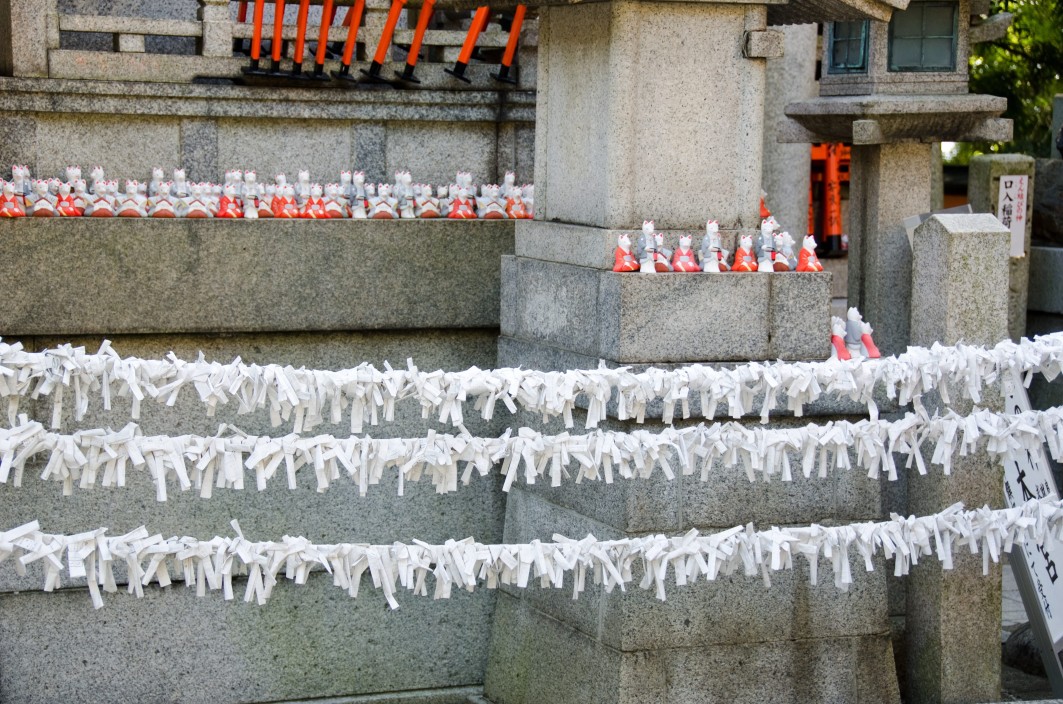 Τα omikuji, τα χαρτάκια της τύχης που βρίσκουν οι επισκέπτες σε ναούς και ιερά