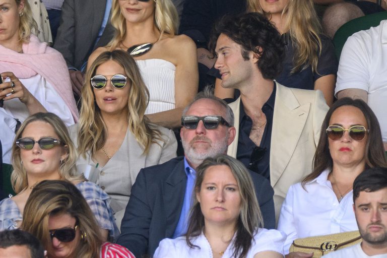 Η Sienna Miller και ο Oli Green παρακολουθούν τένις σε κεντρικό γήπεδο κατά τη διάρκεια της έκτης ημέρας του Πρωταθλήματος Τένις Wimbledon 2026 στο All England Lawn Tennis and Croquet Club στο Wimbledon στις 4 Ιουλίου 2026, στο Λονδίνο