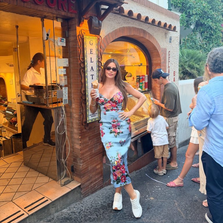 Η Sofia Vergara με γαλάζιο φλοράλ φόρεμα και λευκά sneakers.