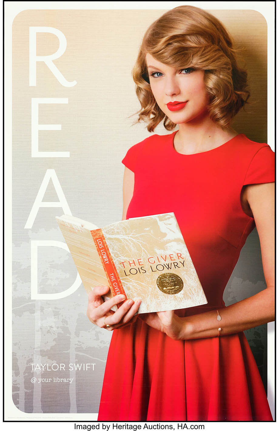 Ανάμεσα στις πιο σύγχρονες αφίσες READ της American Library Association ξεχωρίζει εκείνη με την Taylor Swift από το 2014, μια περίοδο-σταθμό στην καριέρα της, όταν άφηνε πίσω της την country μουσική και περνούσε στη νέα εποχή της pop.
