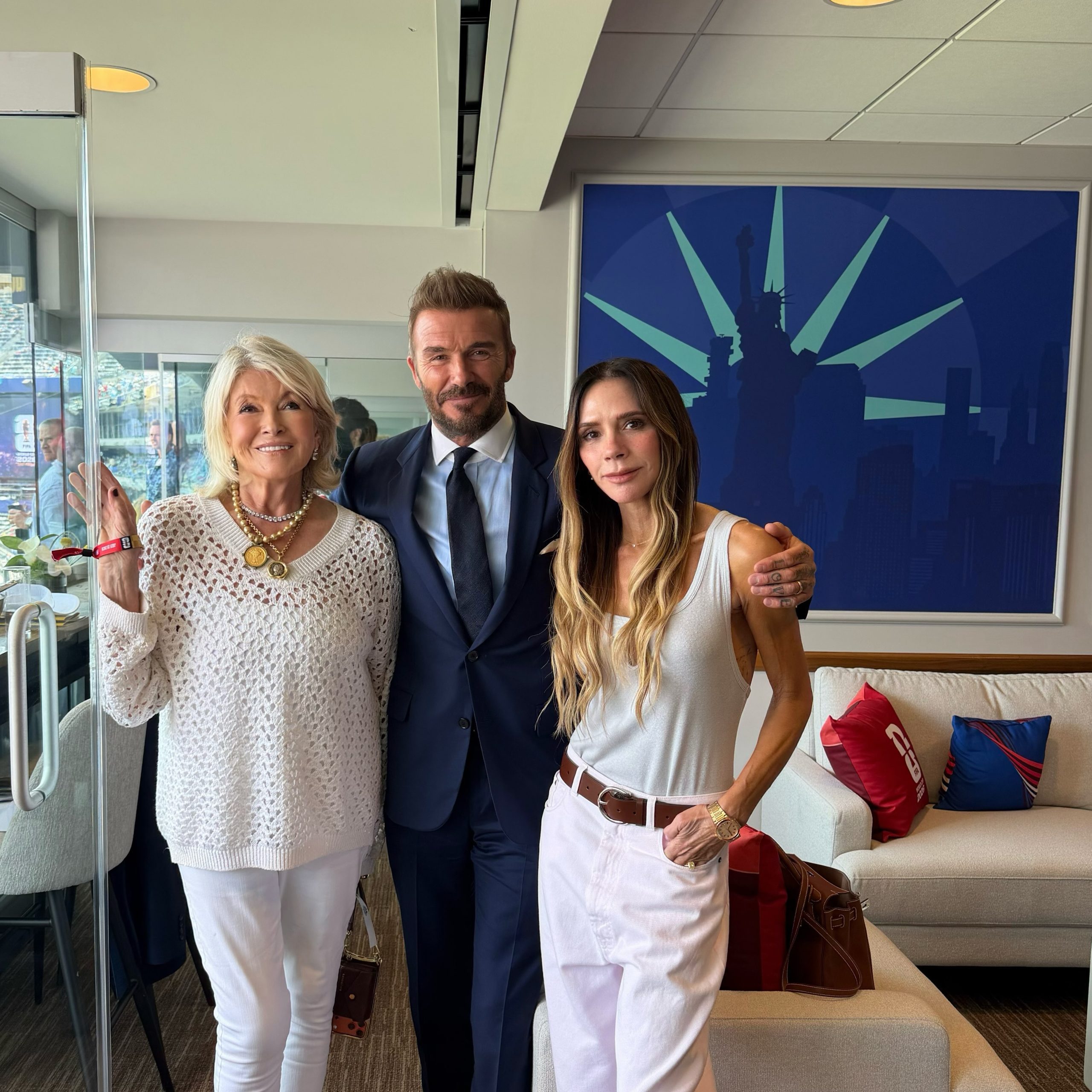 Η Victoria Beckham μαζί με τον David Beckham και τη Marta Stewart, σε σουίτα γηπέδου.