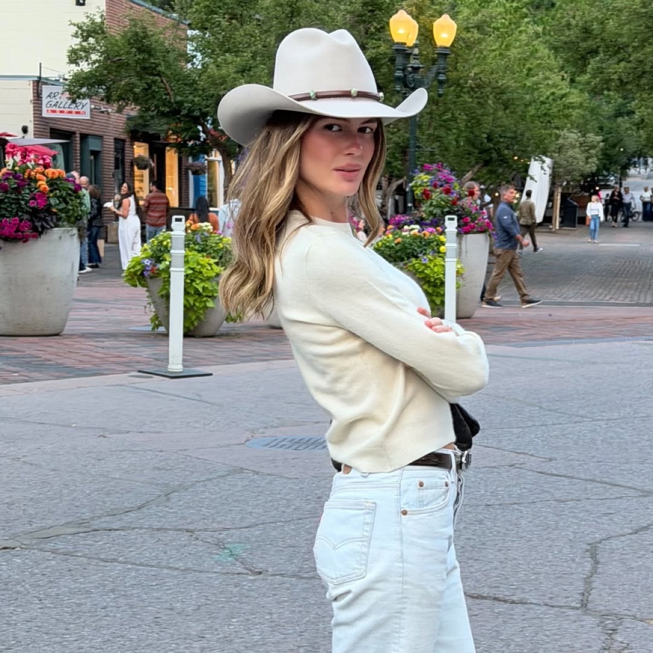 Η Αμαλία Κωστοπούλου με cowboy καπέλο