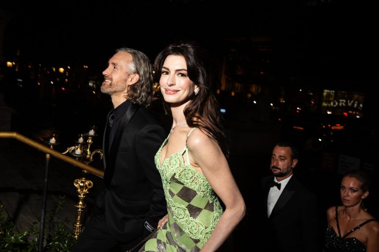 H Anne Hathaway και ο Adam Shulman στο Clooney Foundation For Justice's "The Albies" στη Δημόσια Βιβλιοθήκη της Νέας Υόρκης στις 28 Σεπτεμβρίου 2023.