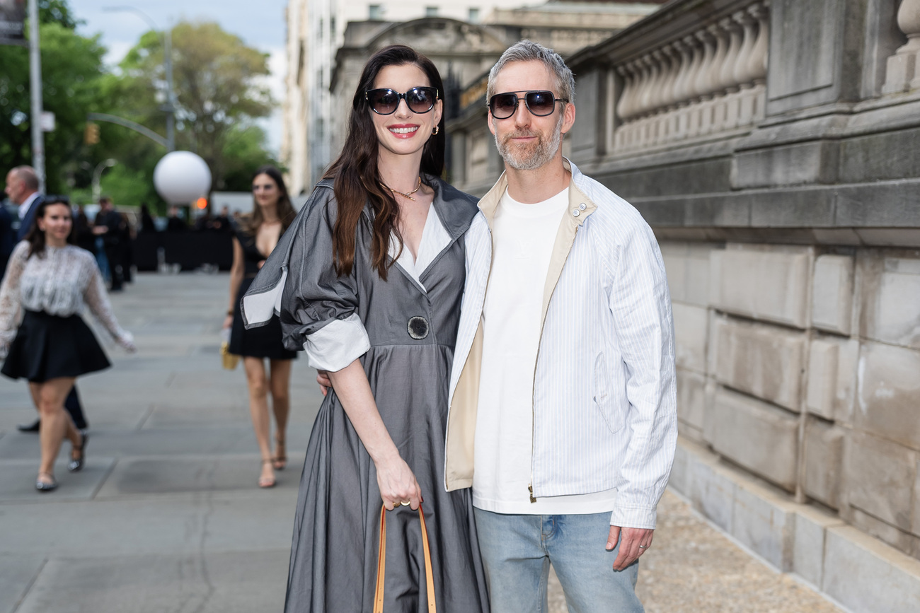 H Anne Hathaway και ο Adam Shulman παρακολούθησαν τη Louis Vuitton Cruise 2027 στο Frick Collection στις 20 Μαΐου 2026 στη Νέα Υόρκη.