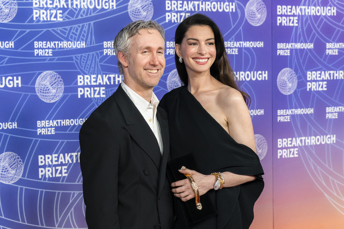 H Anne Hathaway και ο Adam Shulman στην 12η Τελετή Βραβείου Breakthrough στο Barker Hangar στις 18 Απριλίου 2026 στη Σάντα Μόνικα της Καλιφόρνια