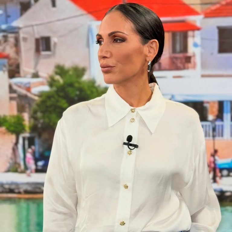 Η Ανθή Βούλγαρη με λευκό πουκάμισο και αλογοουρά