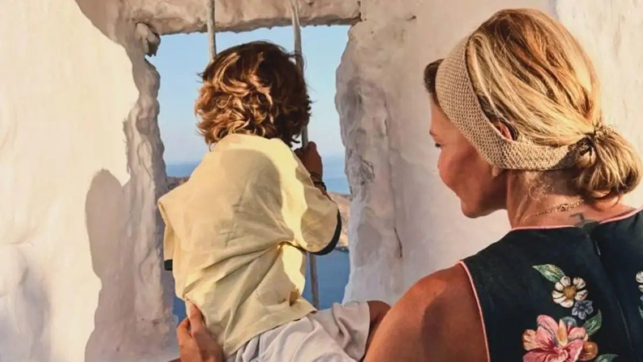H Tζένη Μπαλατσινού με τον γιο της στο ξωκλήσι του Προφήτη Ηλία στην Πάτμο