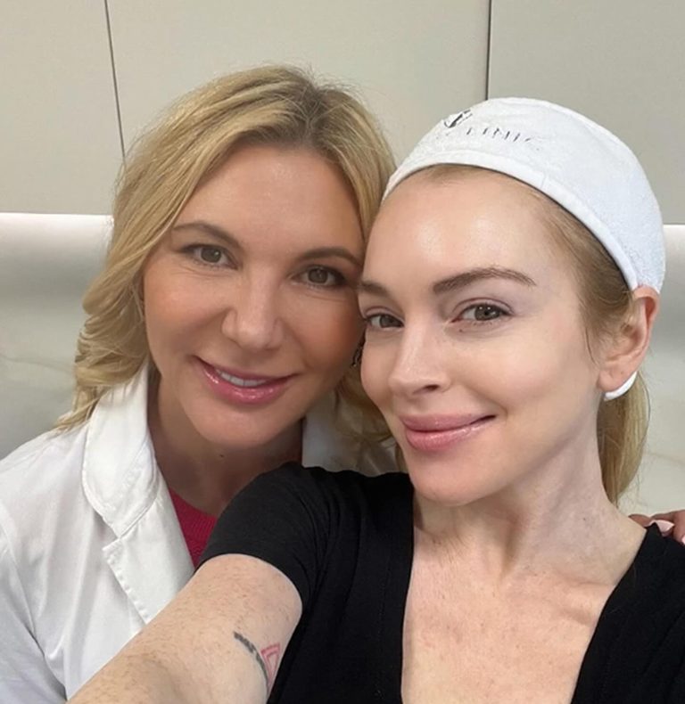 H δερματολόγος dr. Radmila Lukian και η Lindsay Lohan, μετά από θεραπεία