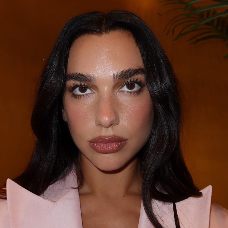 Η Dua Lipa με μεγάλες βλεφαρίδες