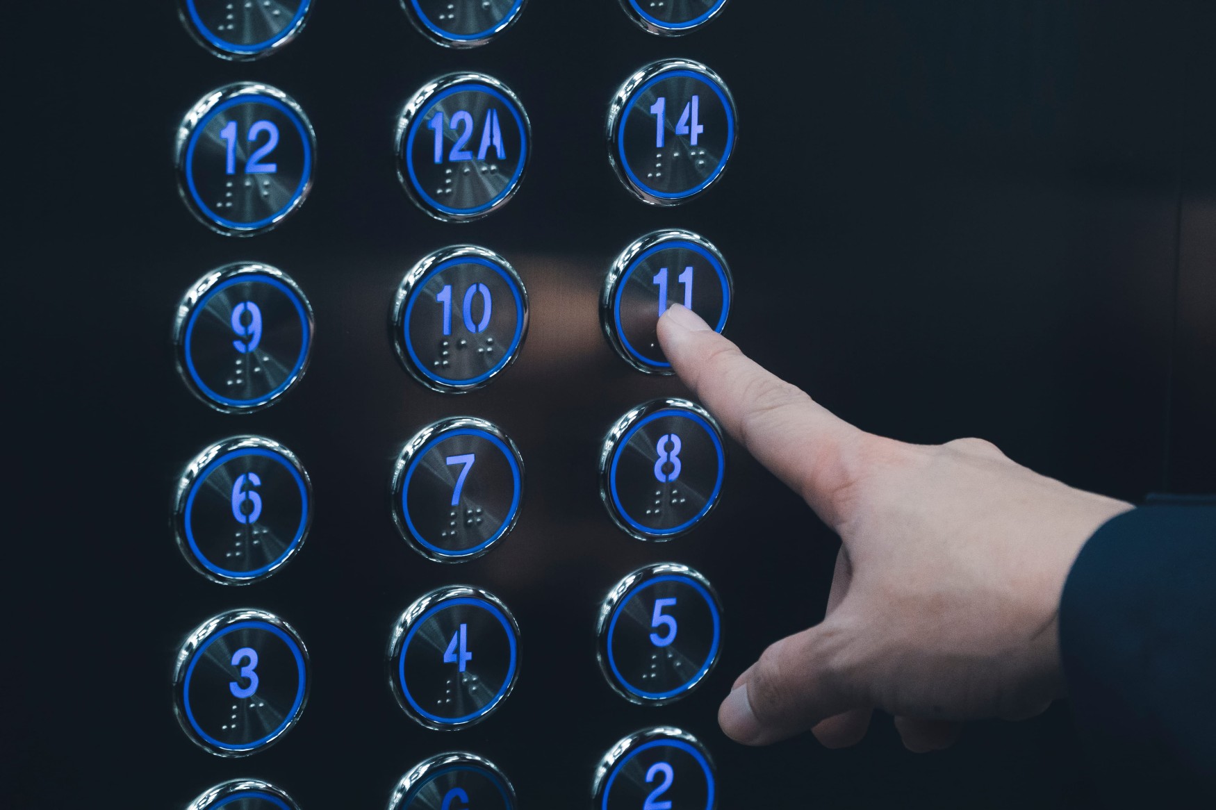 Η φοβία για τον αριθμό 13, γνωστή ως triskaidekaphobia, εξακολουθεί να επηρεάζει την αγορά ακινήτων. Έτσι, σε αρκετά κτίρια ο 13ος όροφος μετονομάζεται σε 12Α, ενώ αλλού η αρίθμηση πηδά απευθείας από το 12 στο 14.