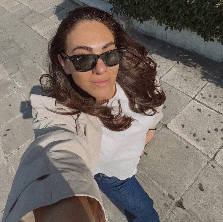 Η Ευρυδίκη Βαλαβάνη περπατά στον δρόμο