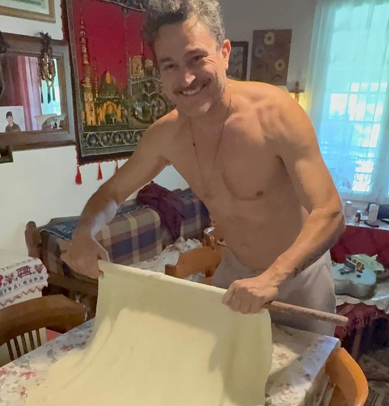 Ο Γιώργος Καραμίχος ανοίγει φύλλο.