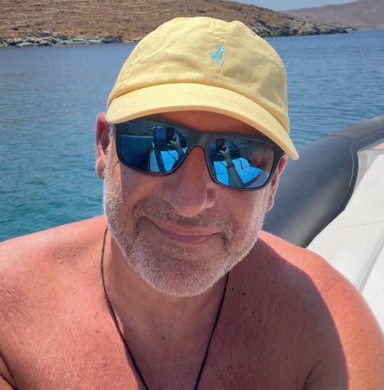 Ο Γιώργος Λιάγκας με καπέλο και γυαλιά ηλίου στη θάλασσα
