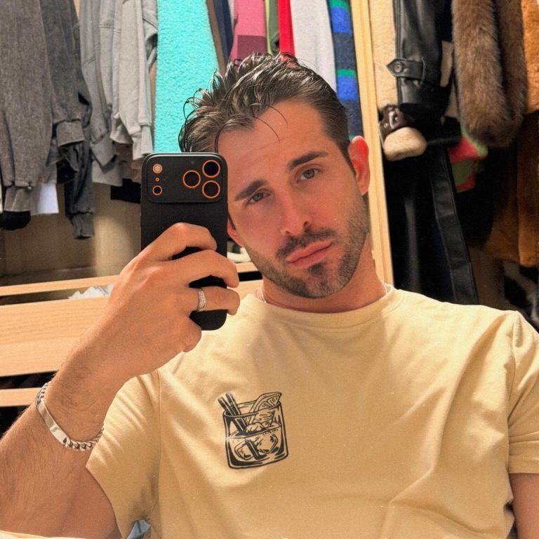 Ο Γιώργος Λιβάνης βγάζει selfie φωτογραφία