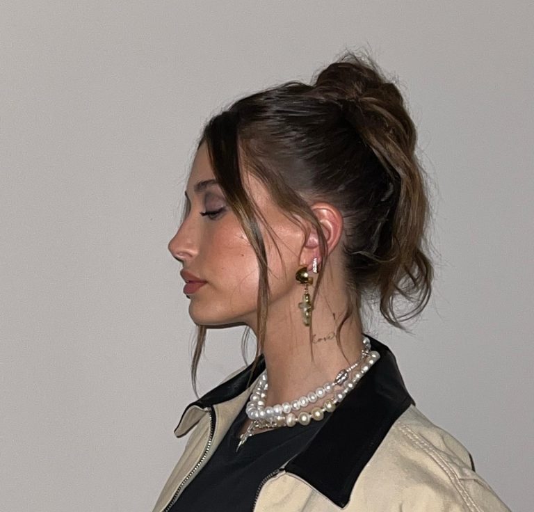 Hailey Bieber με french bun
