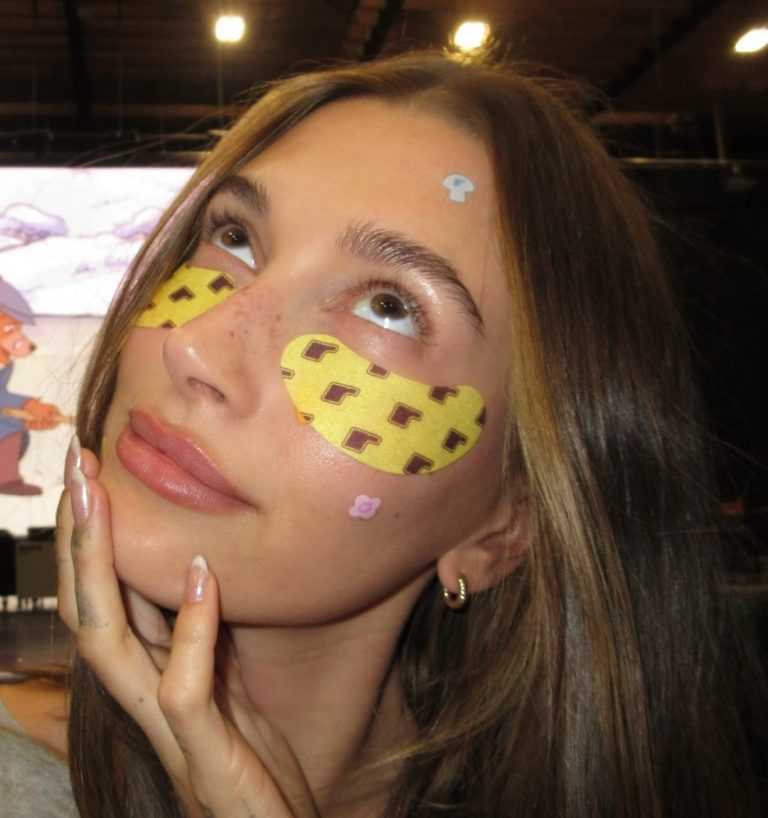 H Hailey Bieber με spot patches στο πρόσωπο