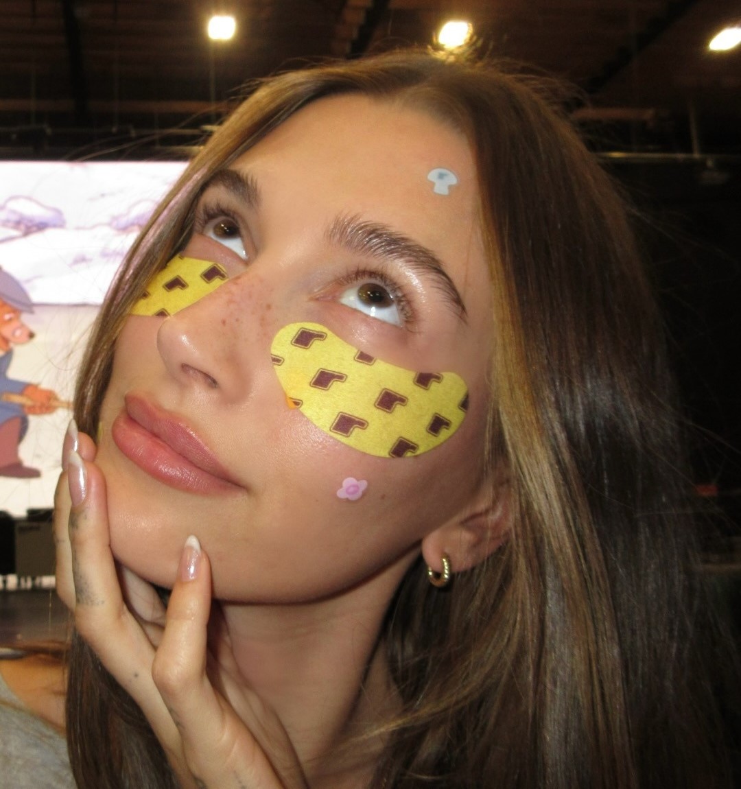 H Hailey Bieber με spot patches στο πρόσωπο