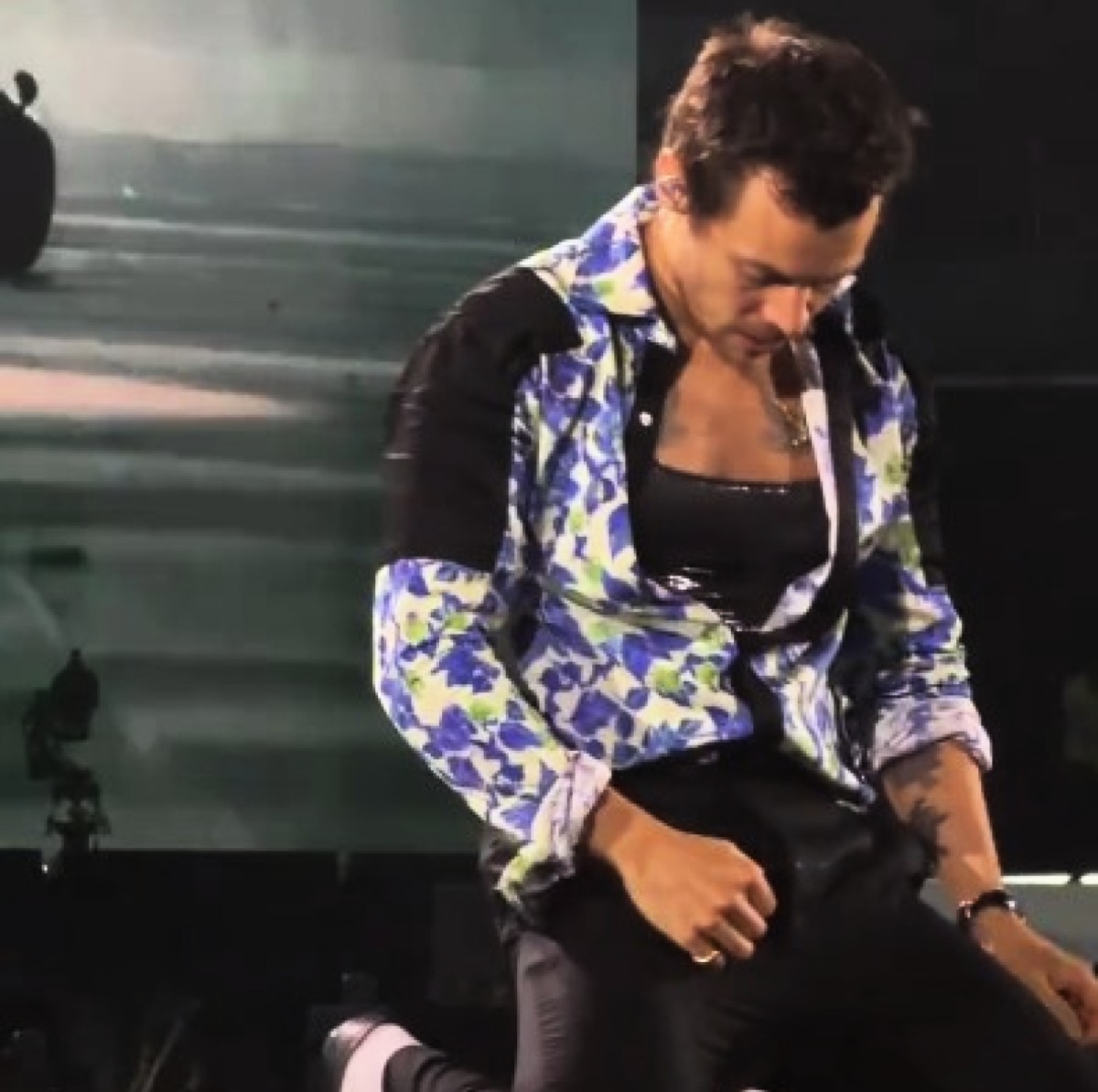 Ο Harry Styles κλείνει το φερμουάρ του στη σκηνή