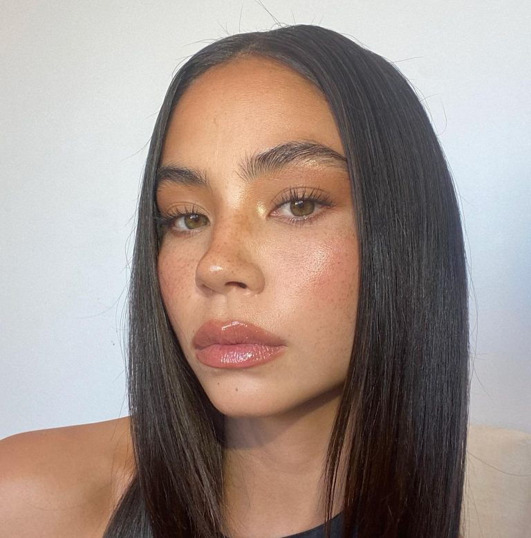 Koπέλα με highlighter κάτω από τα μάτια