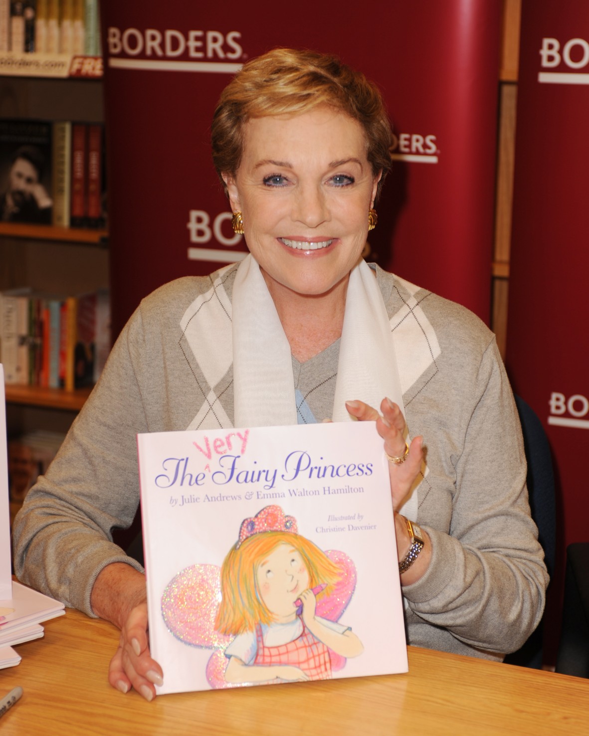 Η Julie Andrews υπογράφει αντίγραφα του βιβλίου της "The Very Fairy Princess" στις 11 Ιουλίου 2010 στο Plantation της Φλόριντα.